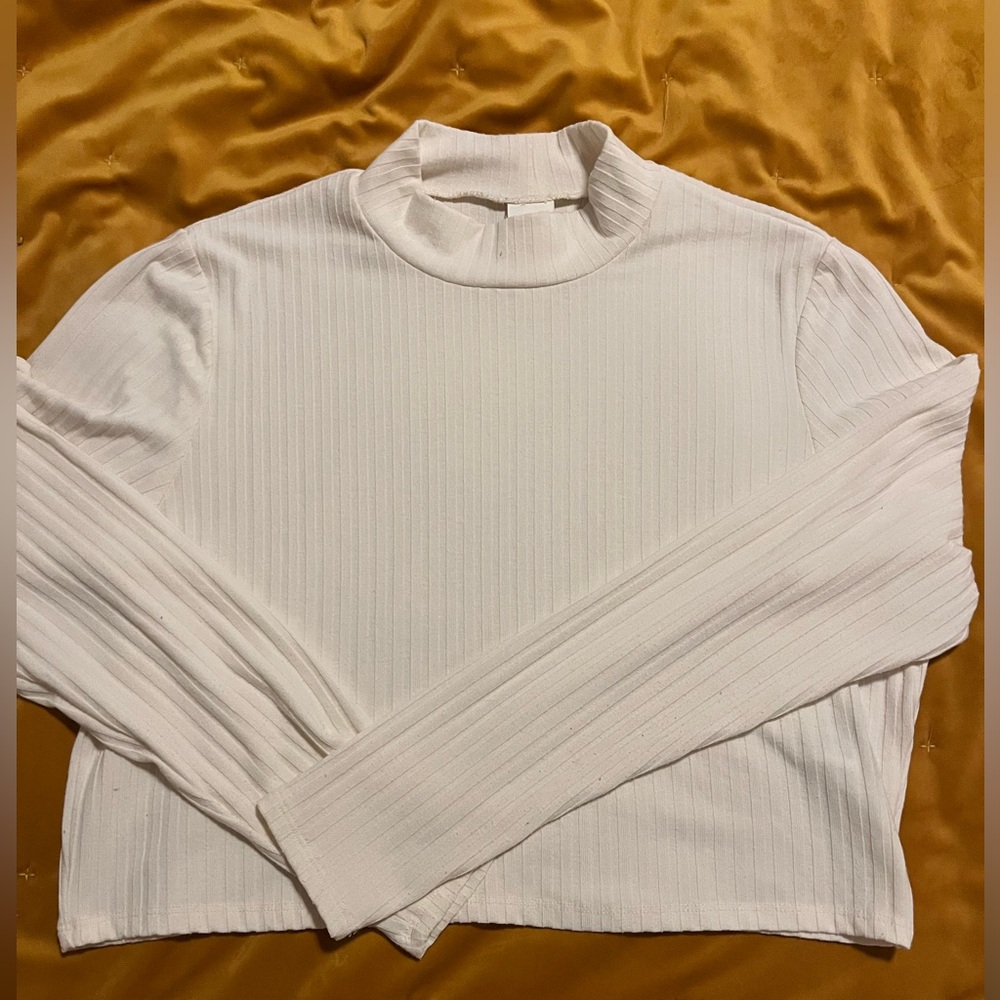 H&M ribbed cream colored cropped mock turtle neck size M
